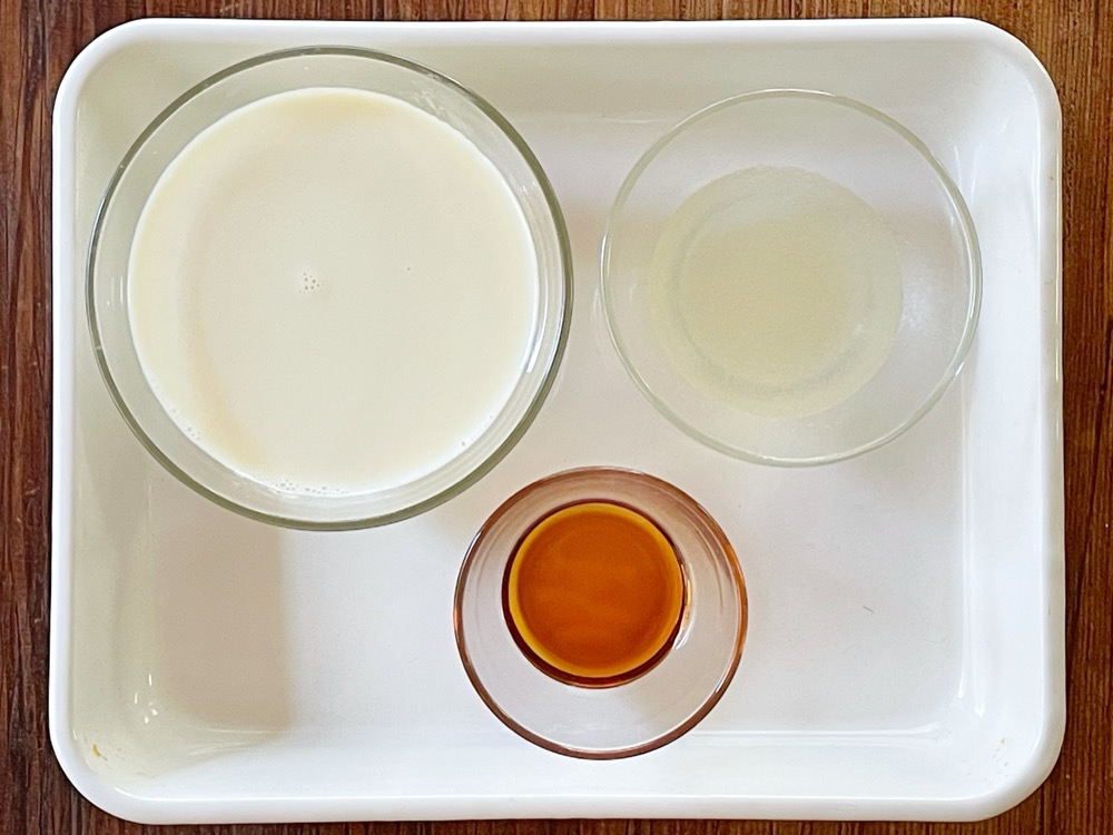 豆乳ゼリーを作る。ゼラチンはあらかじめ3倍の水でふやかしておく。