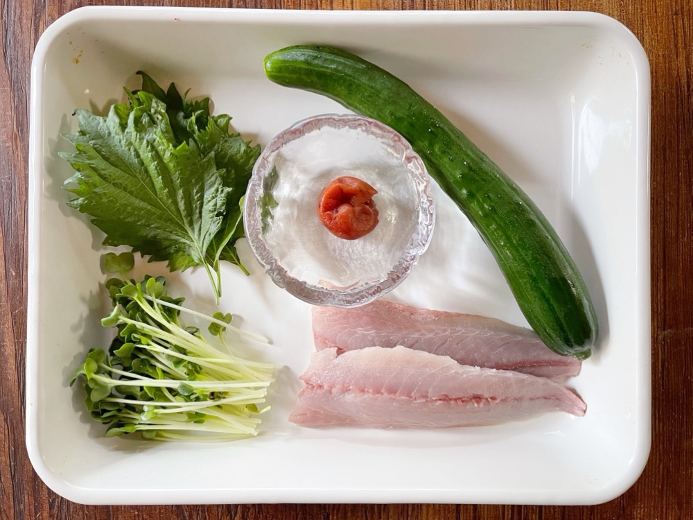材料を用意する。アジは中くらいのものをお店で３枚おろしにしてもらうと簡単。