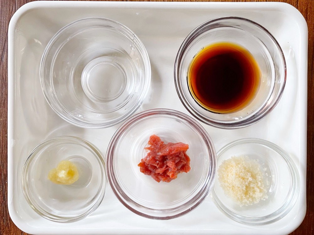 ドレッシングを作る。叩いた梅干しに、ポン酢と砂糖、すりおろし生姜とだし汁を入れてよく混ぜる。