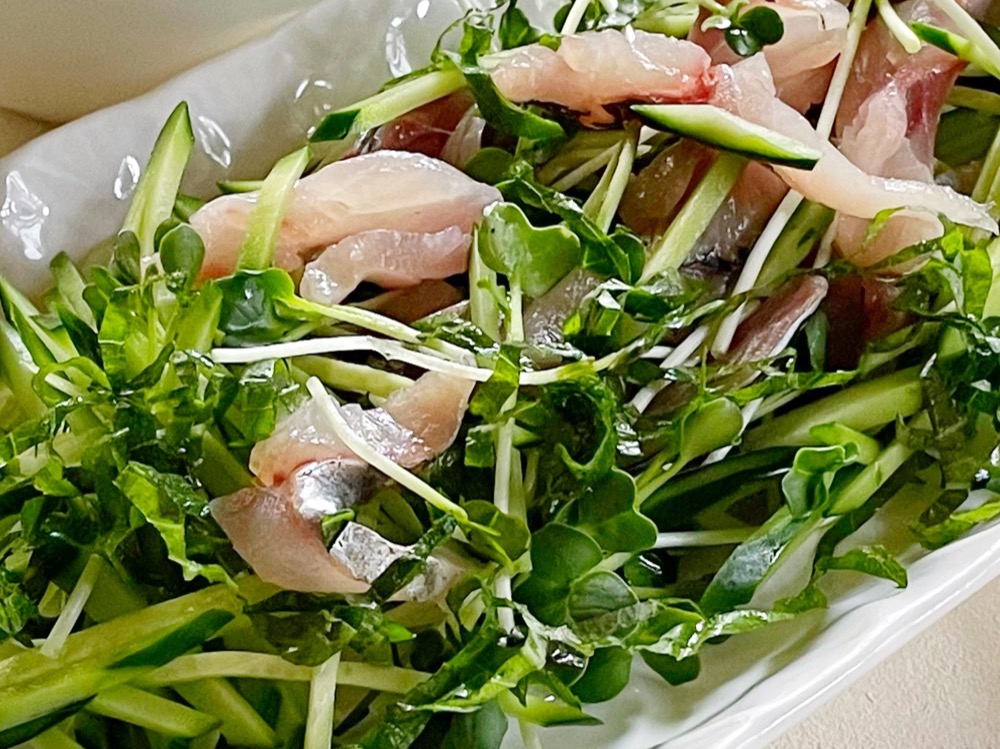 器に盛り付け、青じそをふんわりと散らす。ドレッシングは食べる直前にかけて、混ぜて食べる。