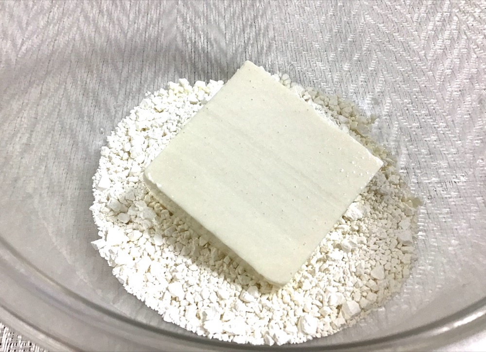ボウルに白玉粉を入れて、大きな塊などは手で潰し、豆腐も入れて、耳たぶくらいの硬さになるように、よく混ぜ合わせる。
