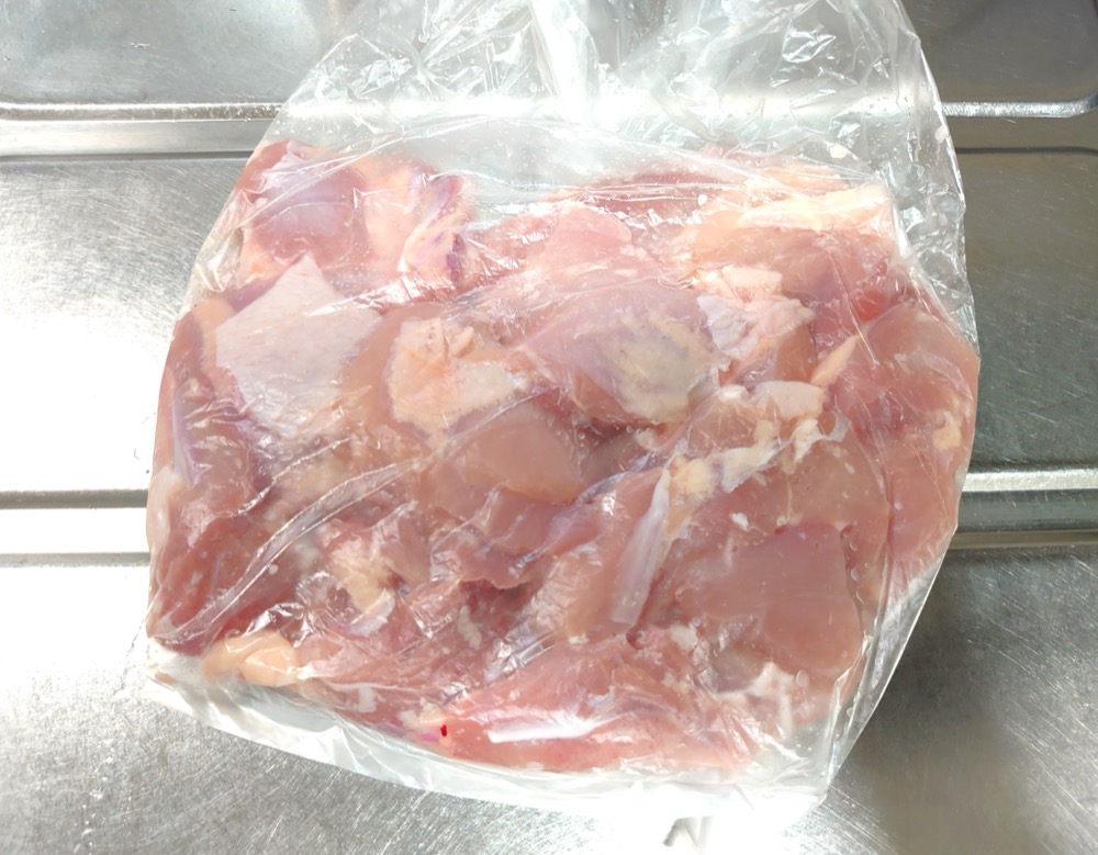 鶏肉はそぎ切りにし、Aを揉み込む。小麦粉と溶き卵を加えてさらに揉み込む。