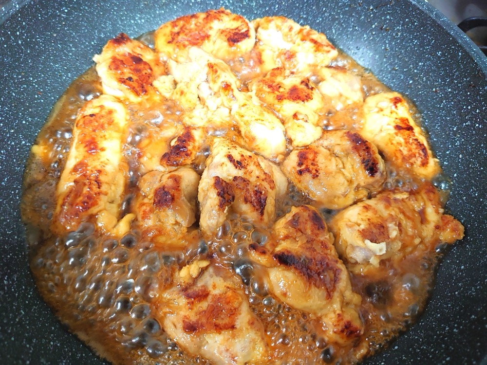 フライパンに油を熱し、1を加えて焼き色がつくまで両面焼く。ペーパーで余分な油を拭き取り、混ぜ合わせたBを加えて絡める。
