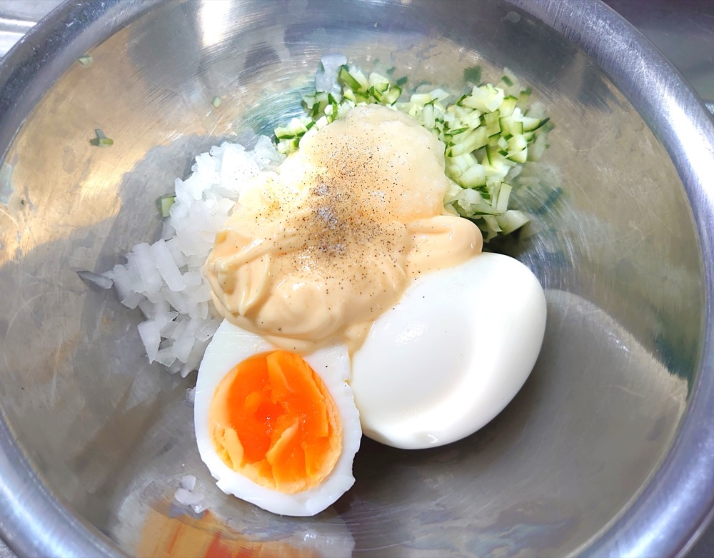 ボウルに、粗みじん切りにした茹で卵、みじん切りにした玉ねぎときゅうり、Cを入れて、混ぜ合わせる。