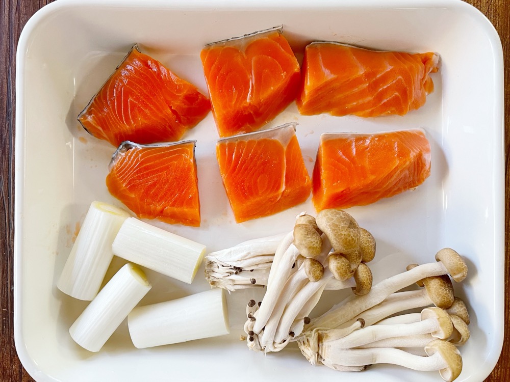鮭は3つに切る。長ねぎは3～4cmのぶつ切り、しめじは小房に手で分けておく。
