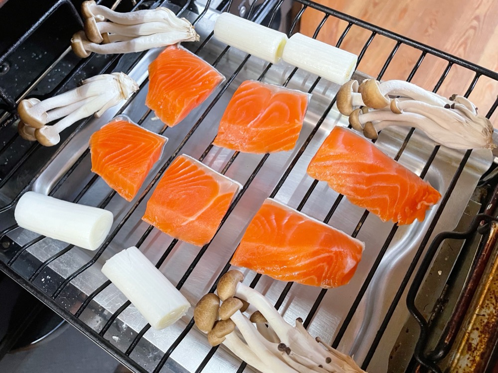 魚焼きグリルに材料を並べ、こんがりと焼く。