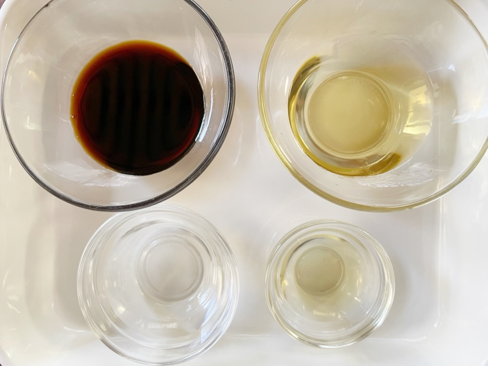 小鍋に酒とみりんを入れて煮立て、アルコールを飛ばす。飛んだら醤油・酢・水を加えて再び煮立てる。