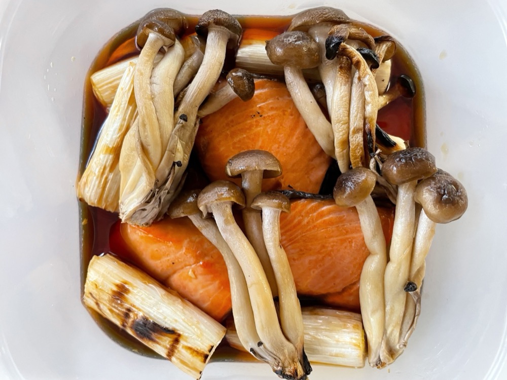 調味料が熱いうちに、焼いた鮭、長ねぎ、しめじを漬け込む。