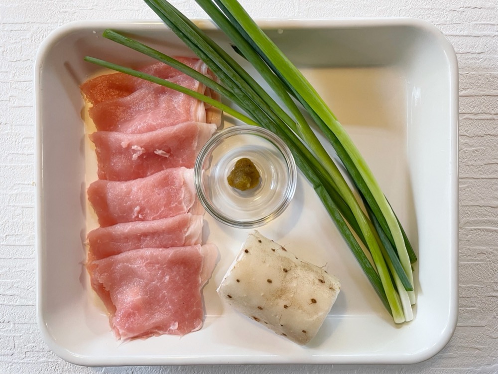 材料を用意する。長芋と小ねぎ巻きは味付けに柚子胡椒を使用。
