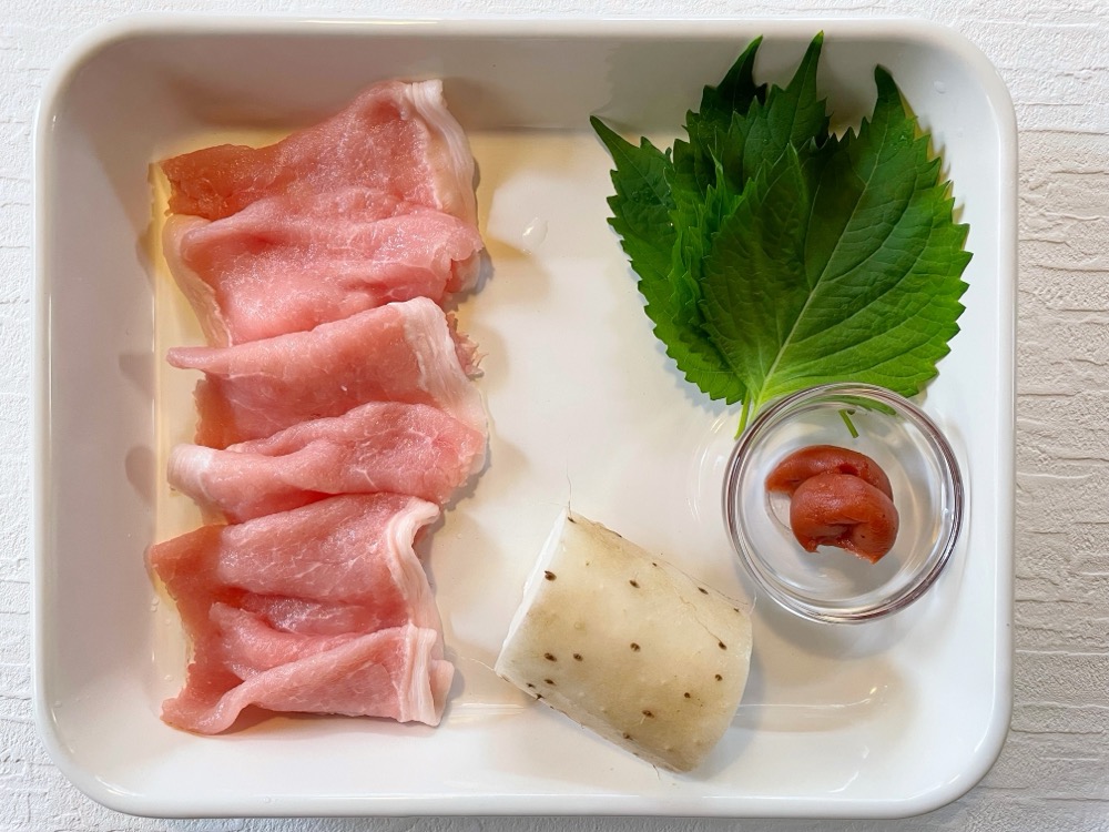 長芋と梅干し・青じそを用意する。