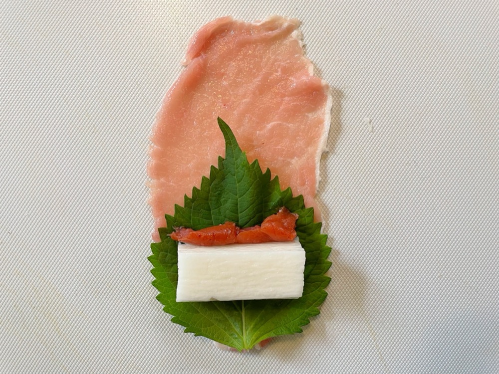 長芋は約1.5cm角、豚肉の幅に合わせた長さに切っておく。豚肉を縦に広げ、長芋と小ねぎを豚肉の幅に切ったものを手前から巻く。