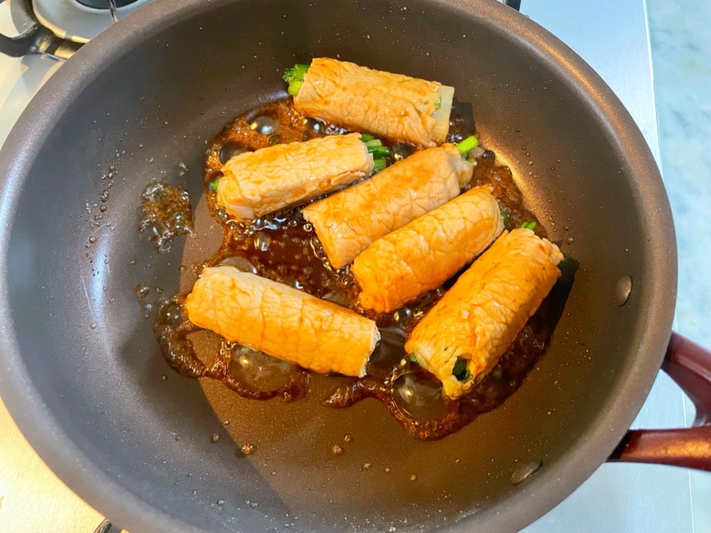 フライパンが冷たいうちに、豚肉の巻き終わりを下にして並べる。火にかけて中火で焼く。