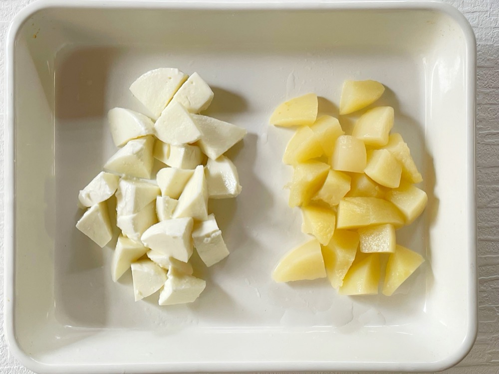 桃缶とモッツァレラチーズを同じような形に切る。