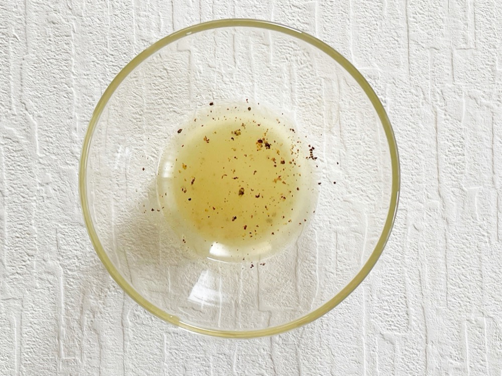 レモン汁、塩、ブラックペッパーを混ぜておく。