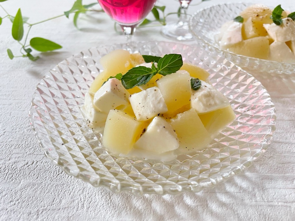 皿に桃缶とモッツァレラチーズを盛り合わせ、3を回しかけてミントを散らす。