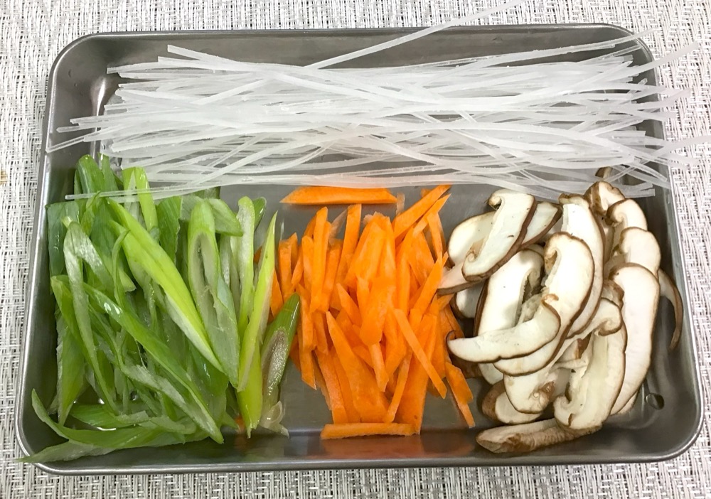 生しいたけは石づきを取り、千切りにする。にんじんも皮をむき、千切りにする。青ねぎは、斜め切りにする。