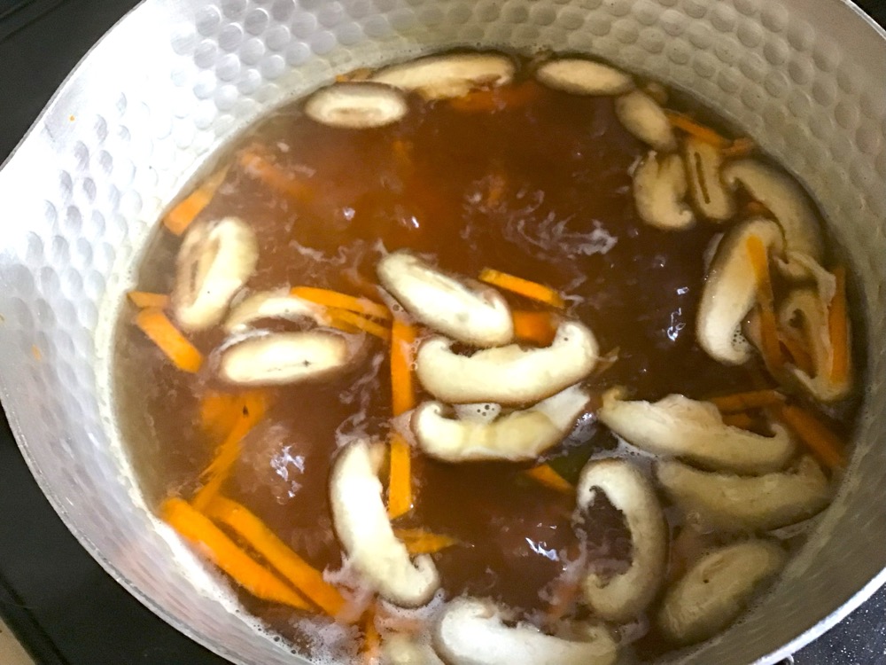 鍋に水を入れ、片栗粉以外の分量の調味料を入れ、①のにんじんとしいたけを入れて、やわらかくなるまで煮る。やわらかくなったら、春雨を入れて3分程度煮る。