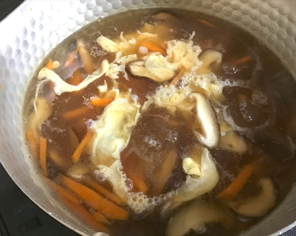 ②に水溶き片栗粉を入れて、とろみをつけ、割りほぐした卵を入れる。