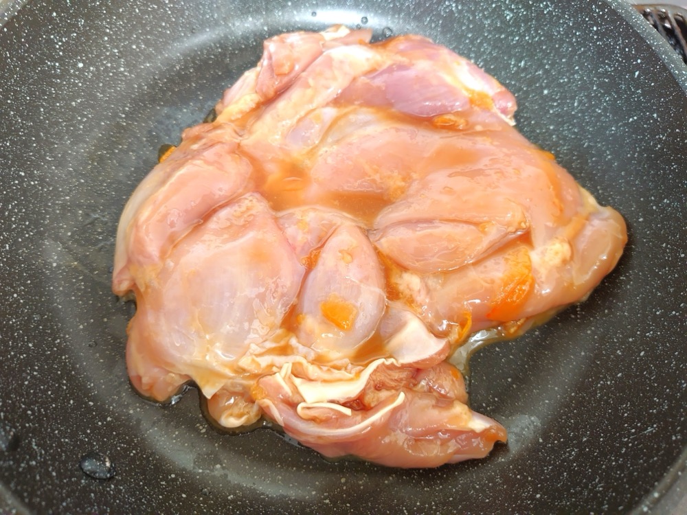 フライパンに油を熱し、1を入れて蓋をし、弱火で蒸し焼きにする。ふっくらと焼けたら蓋を取り、表面にこんがりと焼き目をつける。