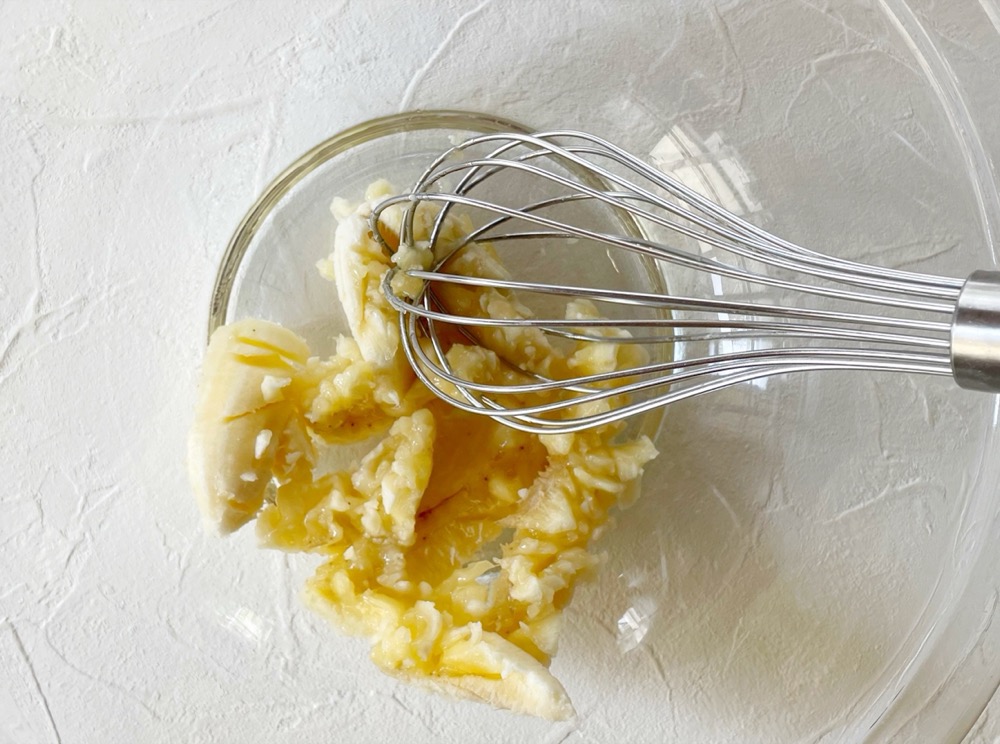 ボウルにバナナを入れてよく潰す。