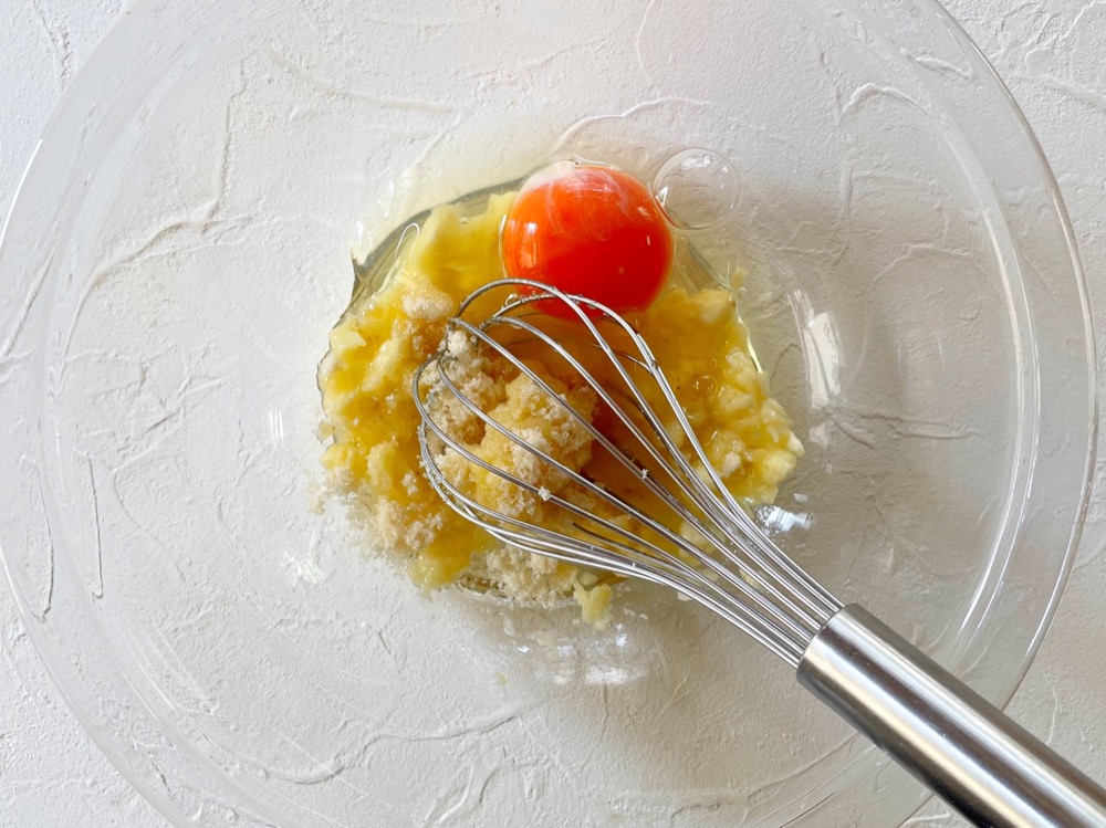 砂糖と卵も加え、よく混ぜる。