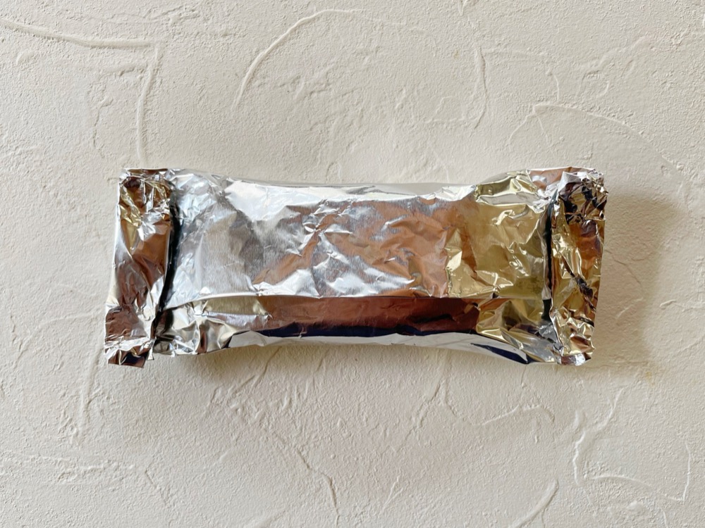 もったりした感じになったらくっつかない加工の真ん中に1/4入れて包む。火が通るとかなり膨らむので、余裕を持って包む。