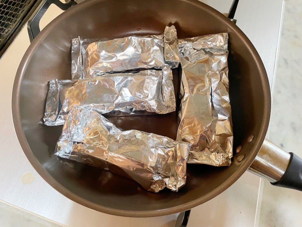 フライパンに並べて蓋をして弱火で7分。ひっくり返して5分。余熱で3分ほど置いて火を通す。