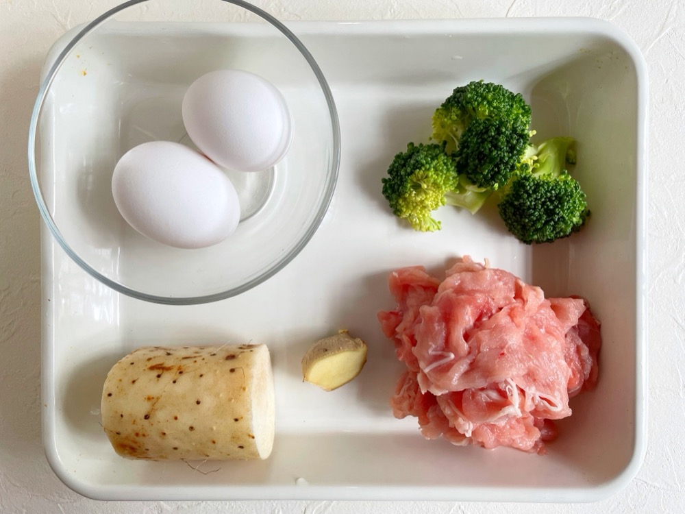 材料を用意する。豚ももしゃぶしゃぶ用は脂身を外しておく。