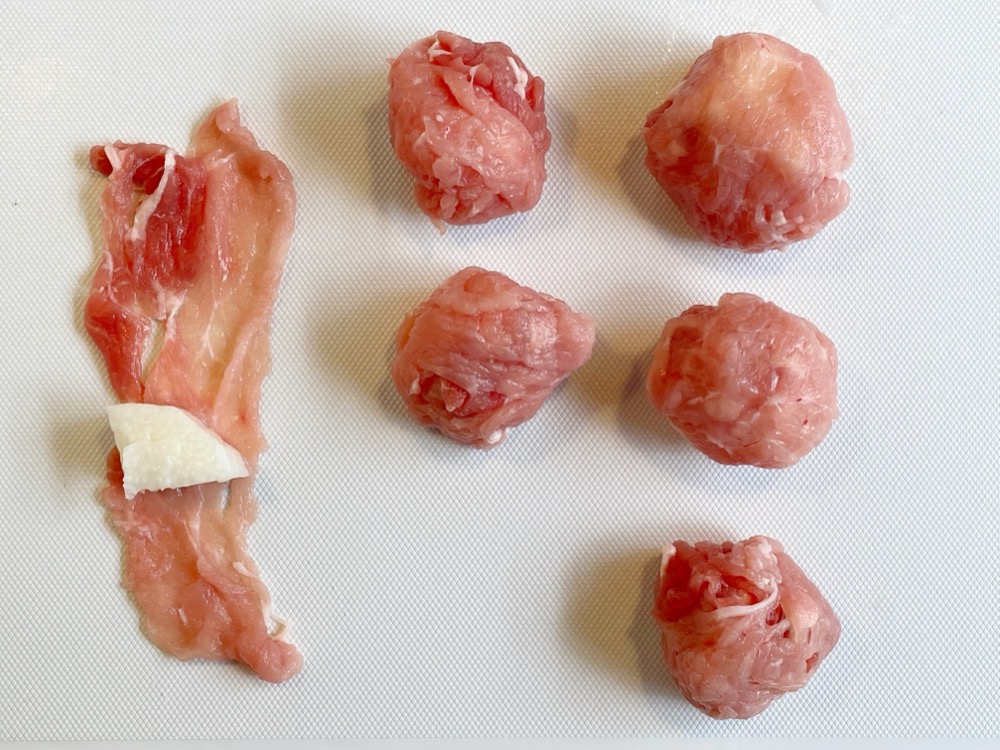 長芋は1.5cm角の角切りにして、豚しゃぶ肉を巻き付ける。2枚か3枚で長芋が出ないようにする。