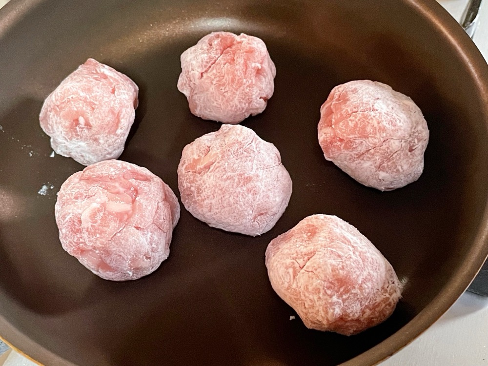 手でキュッと丸めるようにしたら片栗粉を薄くまぶしてフライパンに並べる。