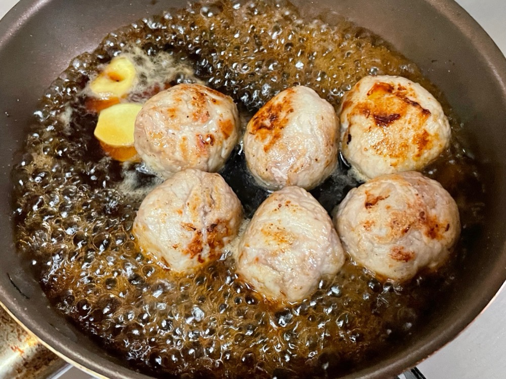 生姜の薄切りと調味料を入れて転がしながら煮る。