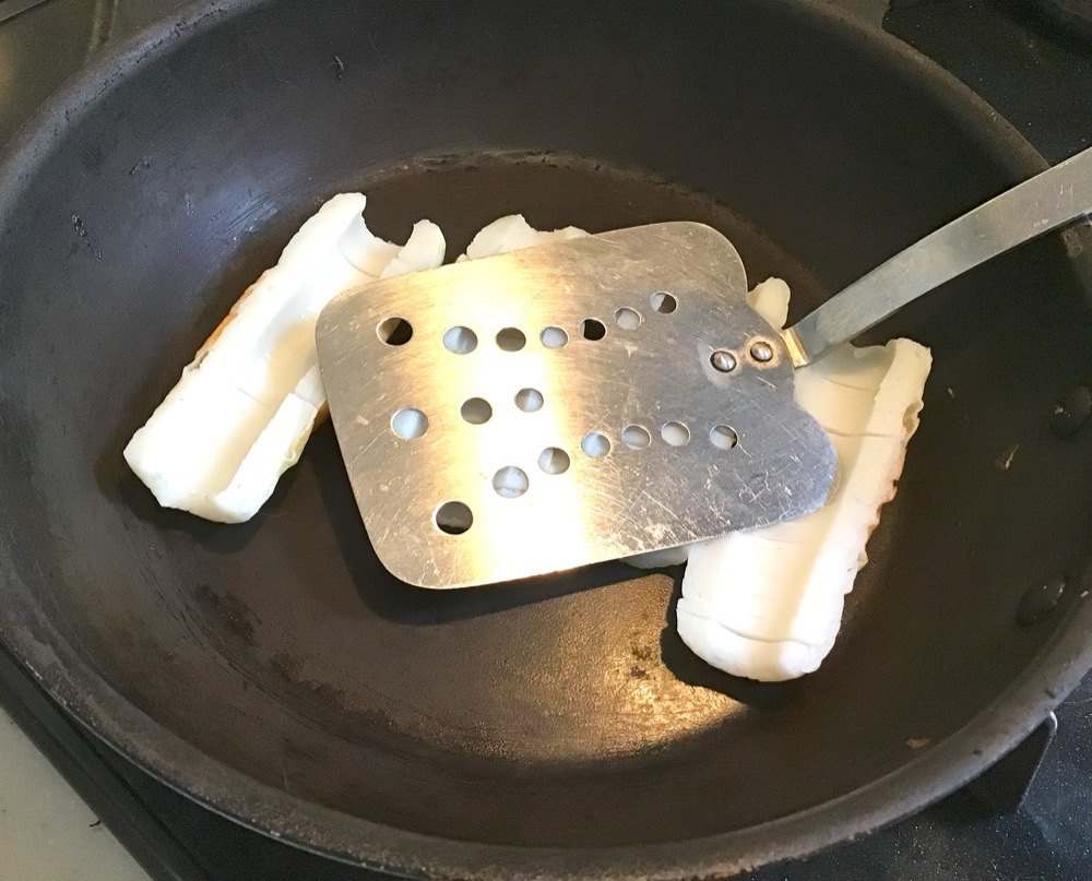 テフロン加工のフライパンに①を入れ、フライ返しで押さえつけるようにして焼き、焦げ目をつける。