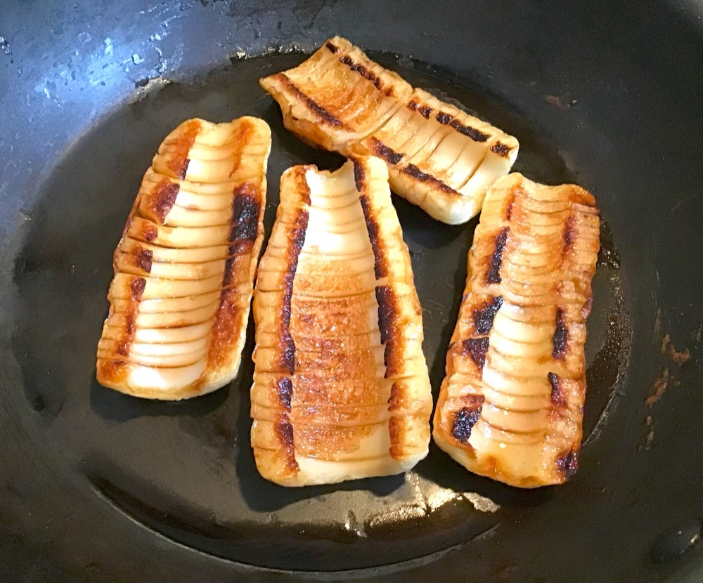 ②に調味料を入れ、たれをちくわに絡ませる。