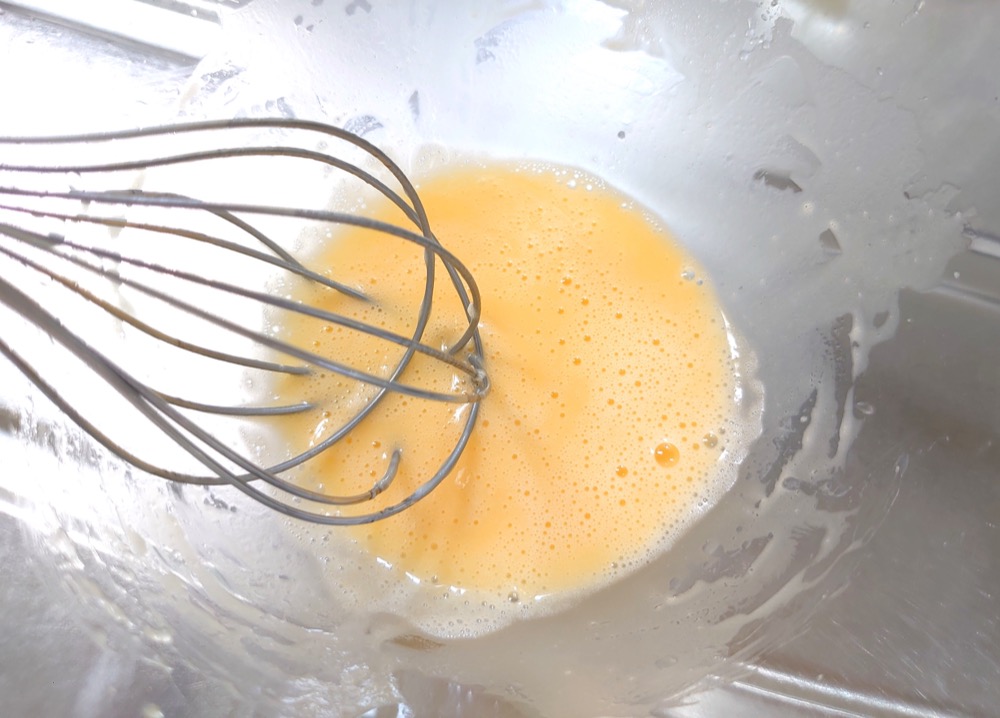ボウルに油と溶き卵を入れて、泡立て器でしっかり混ぜ合わせる。