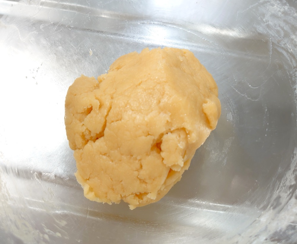 ホットケーキミックスを加えて、ヘラでざっくりと混ぜ合わせる。生地がまとまってきたら8等分にする。あんこも8等分にする。