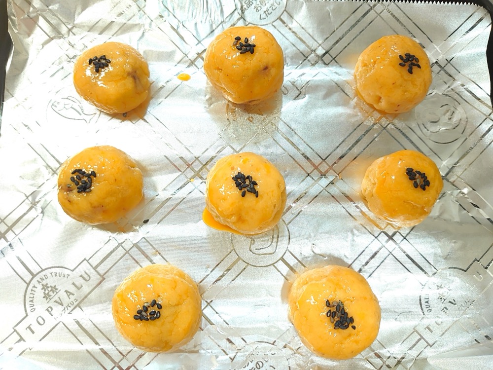 溶き卵（分量外）を3の表面に塗り、ごまをのせる。