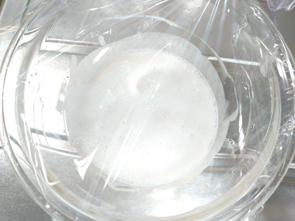 ボウルに、米粉、グラニュー糖、水を入れて混ぜる。ラップをして、レンジ600wで1分加熱する。一度取り出し、ヘラで全体をしっかり混ぜ合わせる。