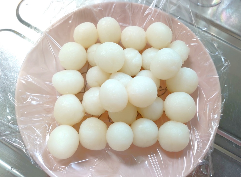 2をラップで包み、粗熱を取る。少し冷めたら、団子状に丸める。