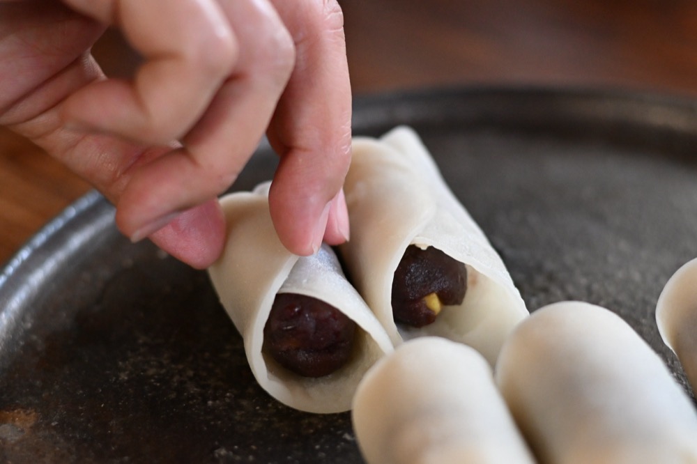 冷ました生地で6をくるりと巻く。