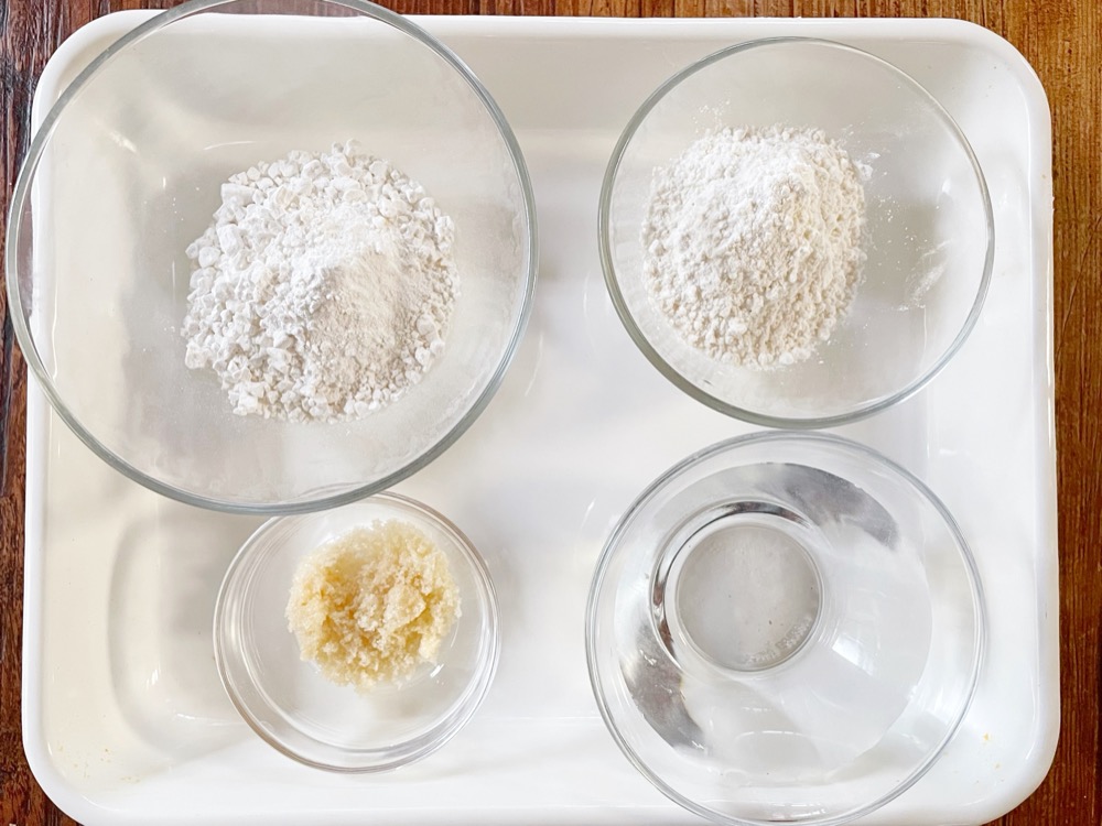 あんまきの生地の材料を揃える。