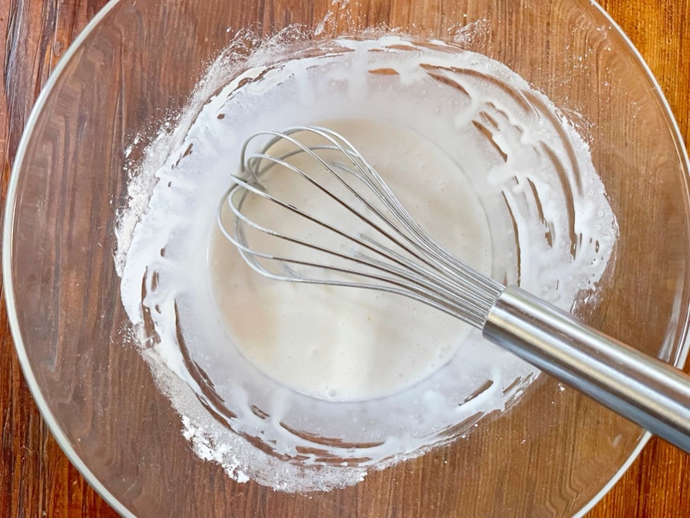 ボウルに粉類を入れて、サッと混ぜる。水を少し加え、白玉粉の粒を丁寧に潰しながら混ぜる。粒が無くなったら残りの水を加えてよく混ぜる。