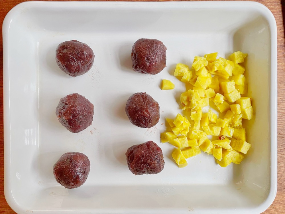 あんこは6つに分け、さつまいもは6mm角のサイの目に切って蒸したものを用意する。