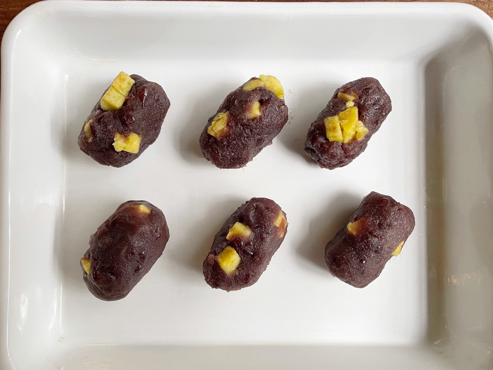 あんこにさつまいもを加えて、俵型に丸める。