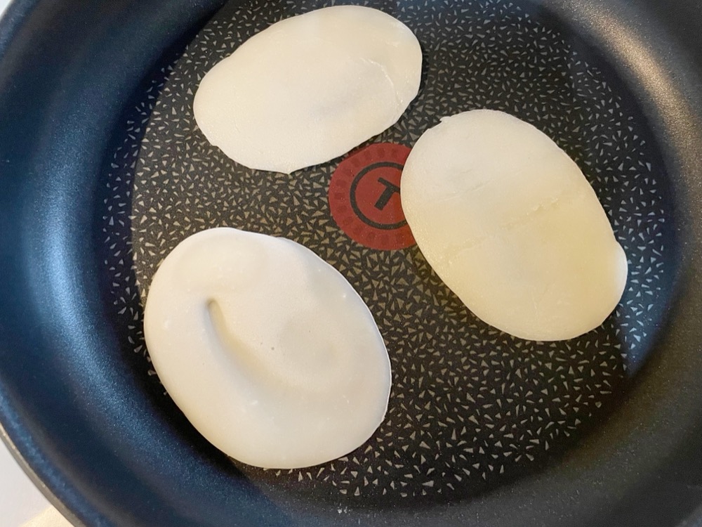 くっつかない加工のフライパンを弱火でゆっくり温めて、大さじ1の生地を楕円形になるようにのばす。表面が乾いてきて、触っても生地がついてこなくなるまで乾かすように焼く。