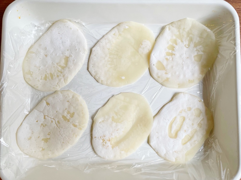 生地の端が少し浮いてくるくらいまで焼いたら、ヘラで返して同じように焼く。焼き上がったらラップを敷いたバットで冷ましておく。