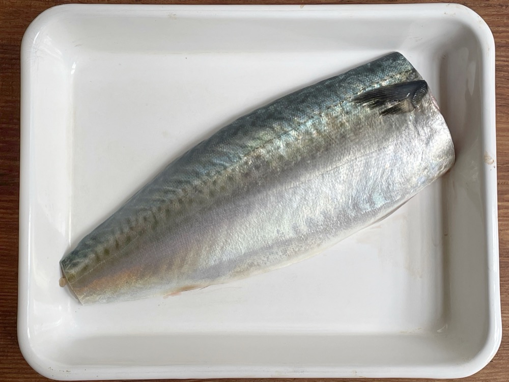サバの両面に塩を振ってしばらく置く。水が出てきたら、キッチンぺ-パーでしっかり拭き取る。