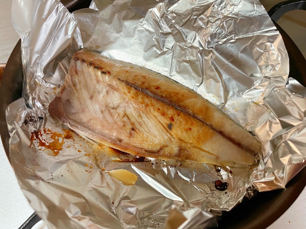 フライパンにくっつかないホイルを敷いて酒を振りかけて、サバを両面こんがりと焼く。