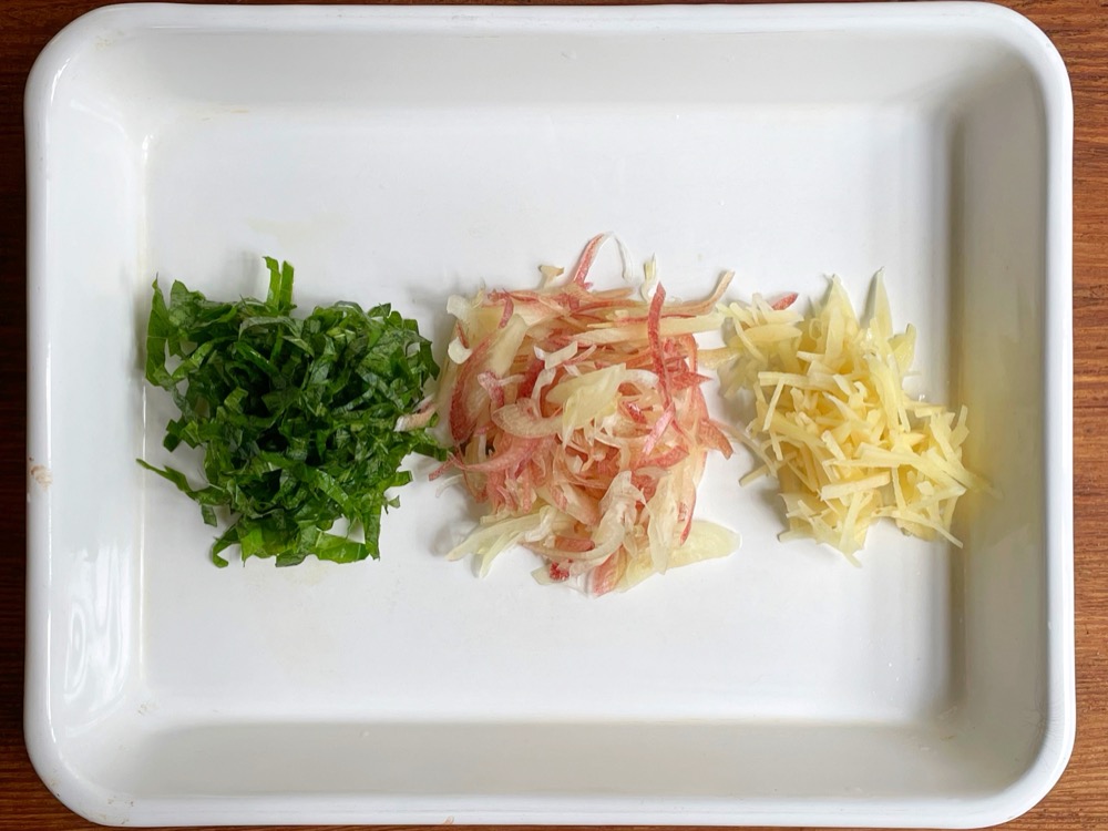 青じそ、ミョウガ、生姜を千切りにしておく。