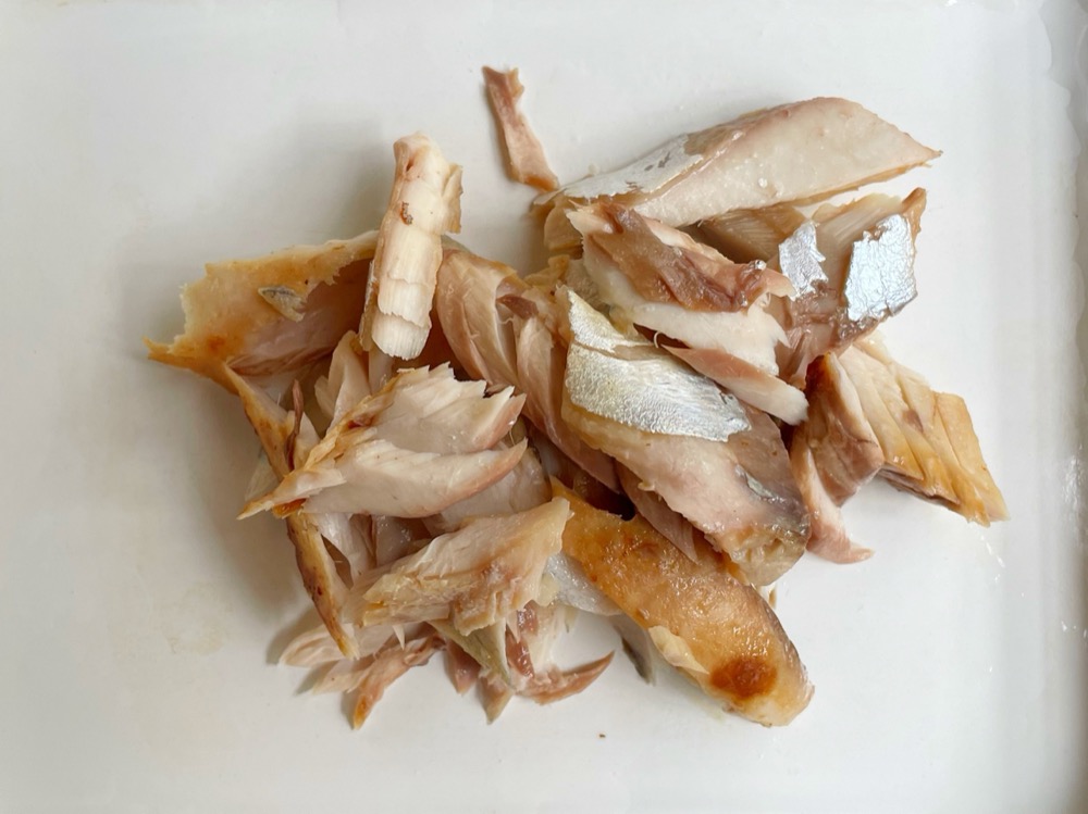 サバの粗熱を取って、骨を取りながら食べやすい大きさに手でほぐす。