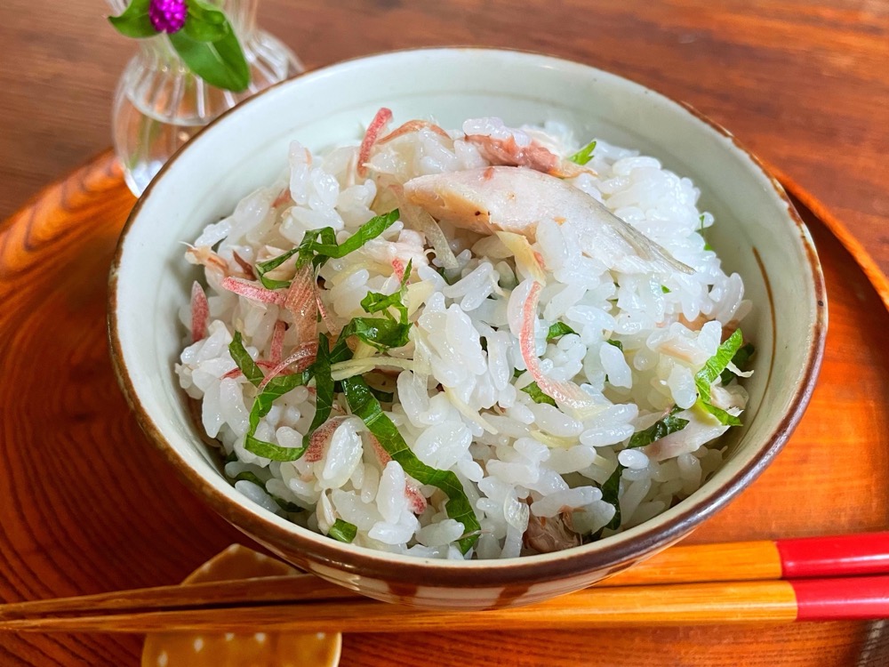 ご飯は塩を小さじ1/3入れて普通に炊き上げて、4と5をさっくりと混ぜ込む。